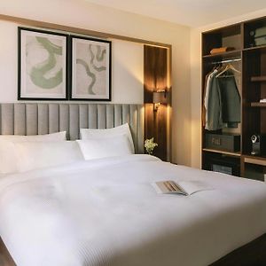 Kamer met een Queen Size Bed op de Lagere Verdiepingen